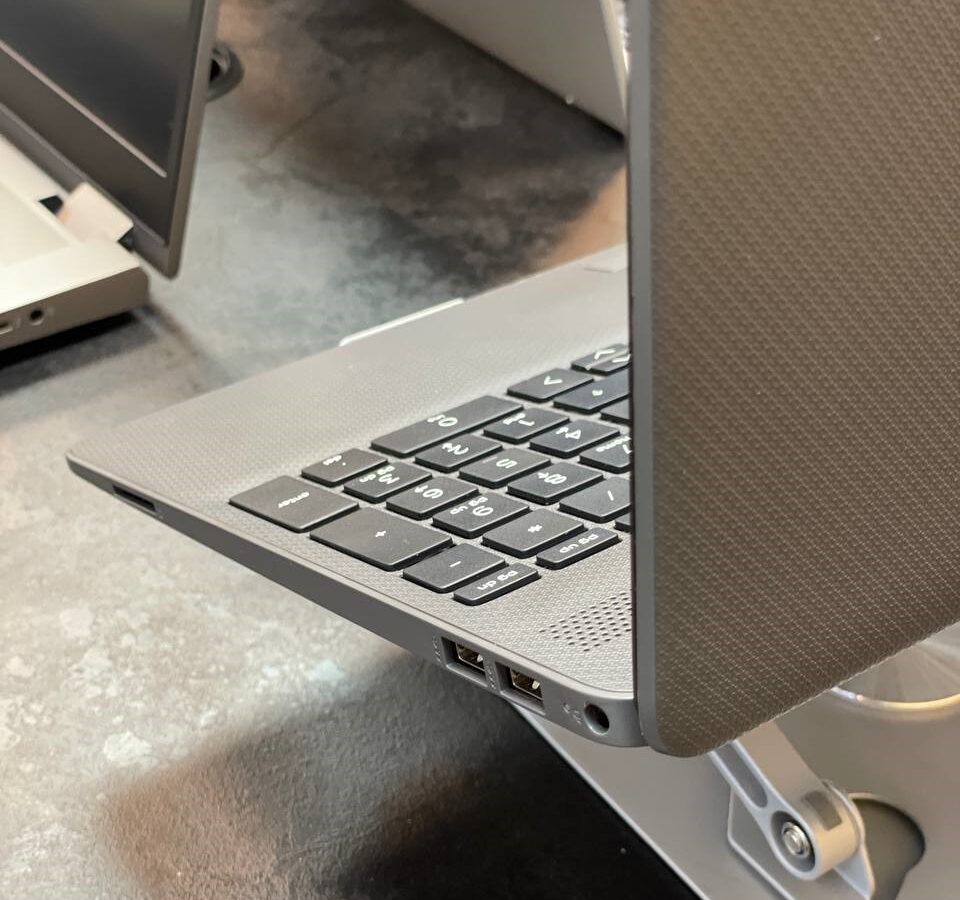 بررسی کامل لپ‌تاپ HP 255 G9
